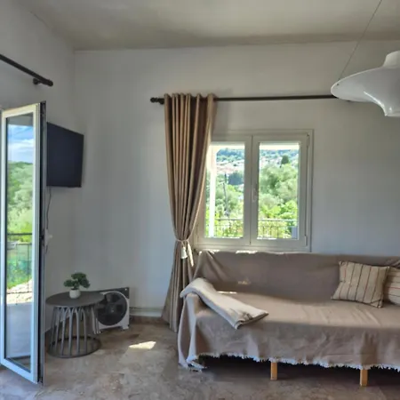 Apartment Skinilla With Mountain View
